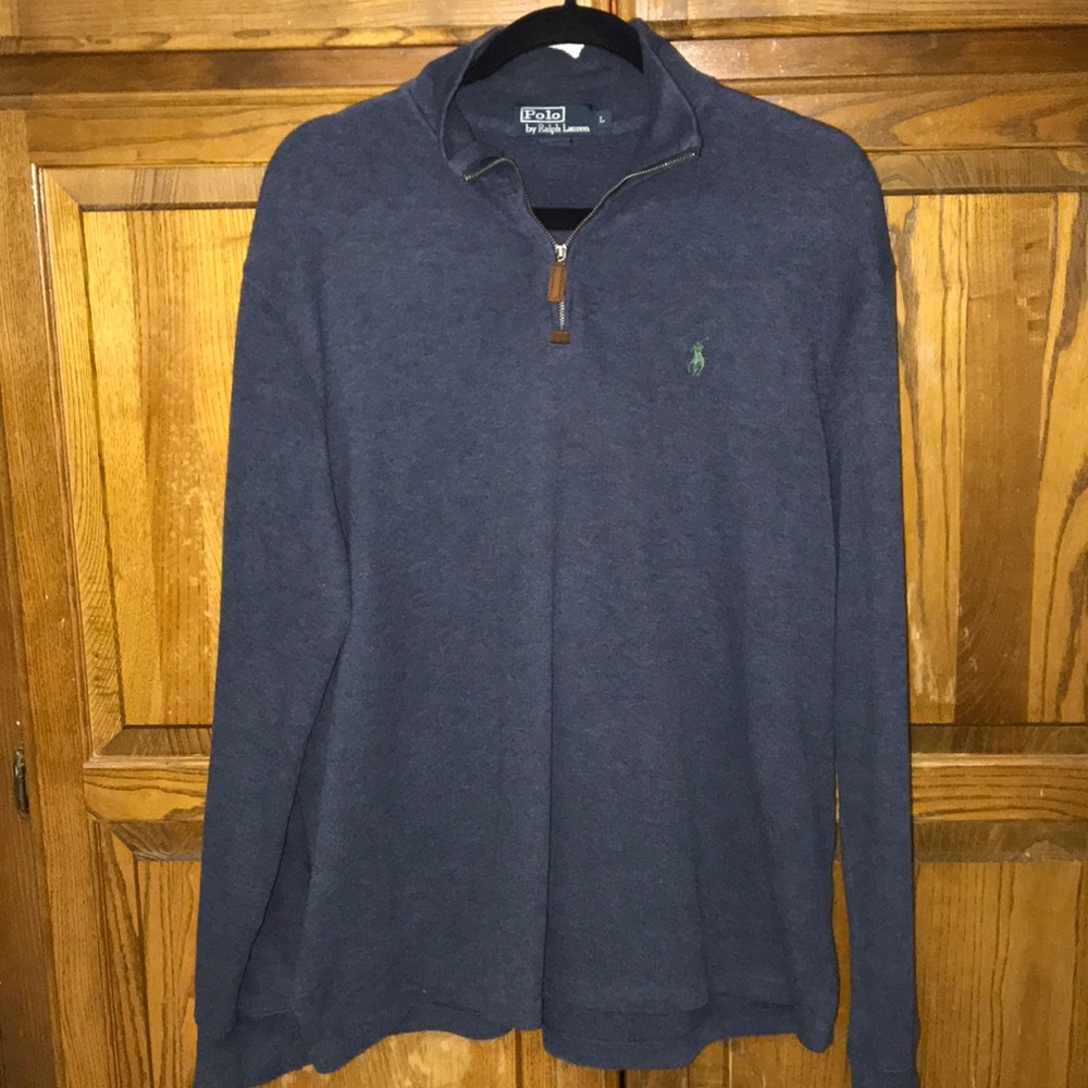 Men’s pullover.